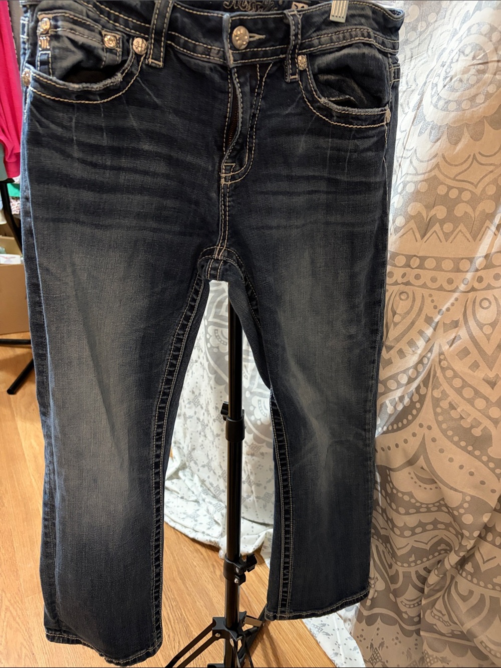 Miss Me Embellished Capri Jeans Size 31 Distressed Bling Pockets